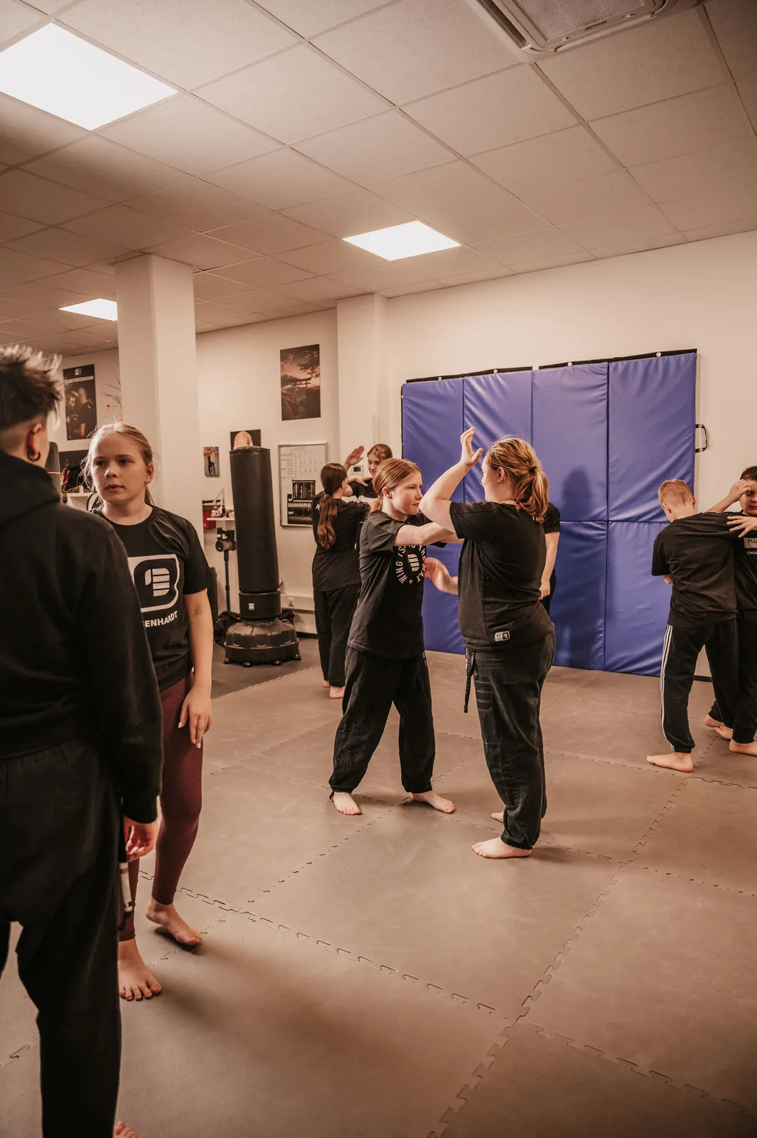 Teilnehmende ueben Selbstbehauptung im Praeventions-Workshop