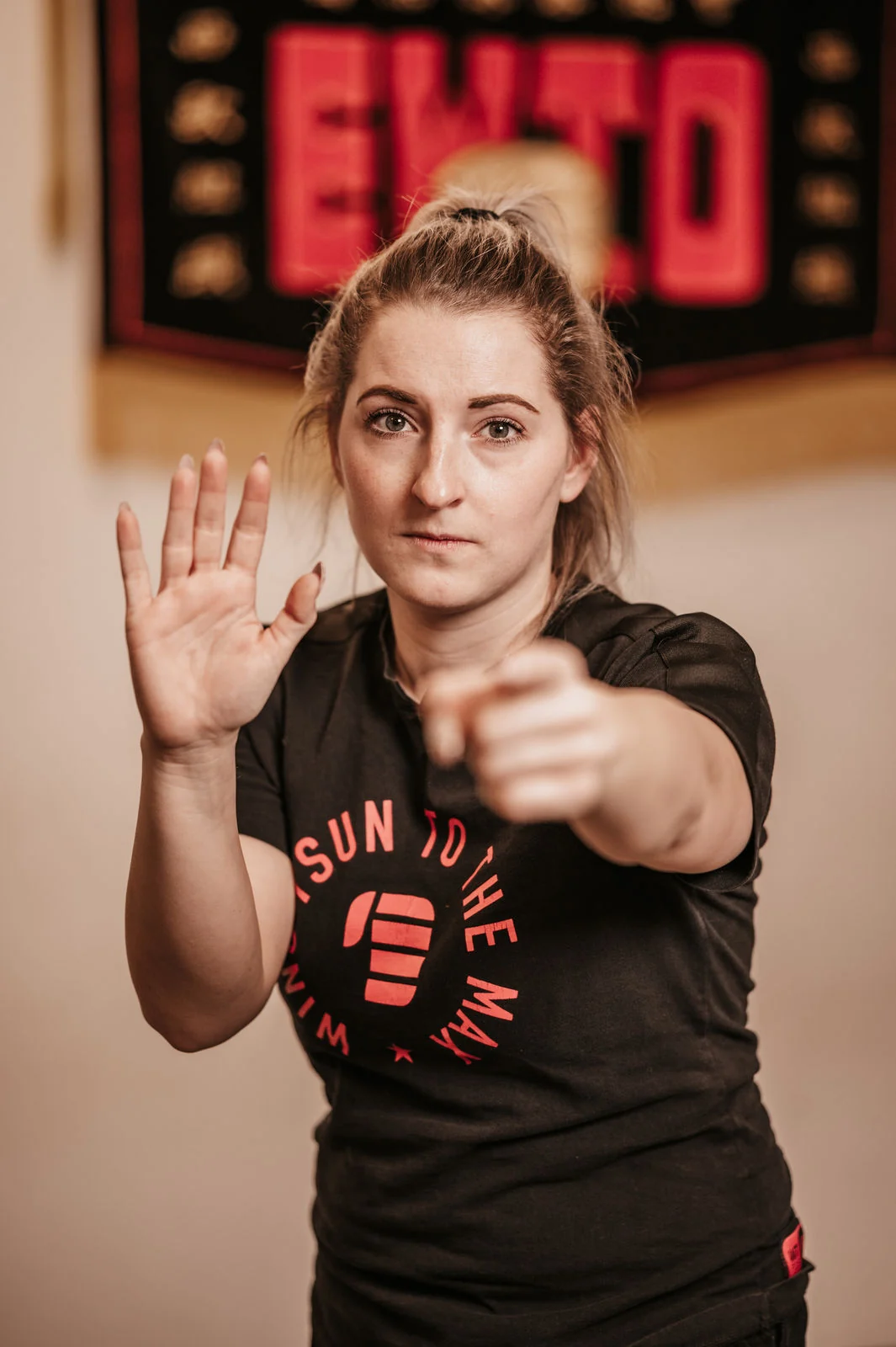 Selbstbewusste Frau in WingTsun-Stellung