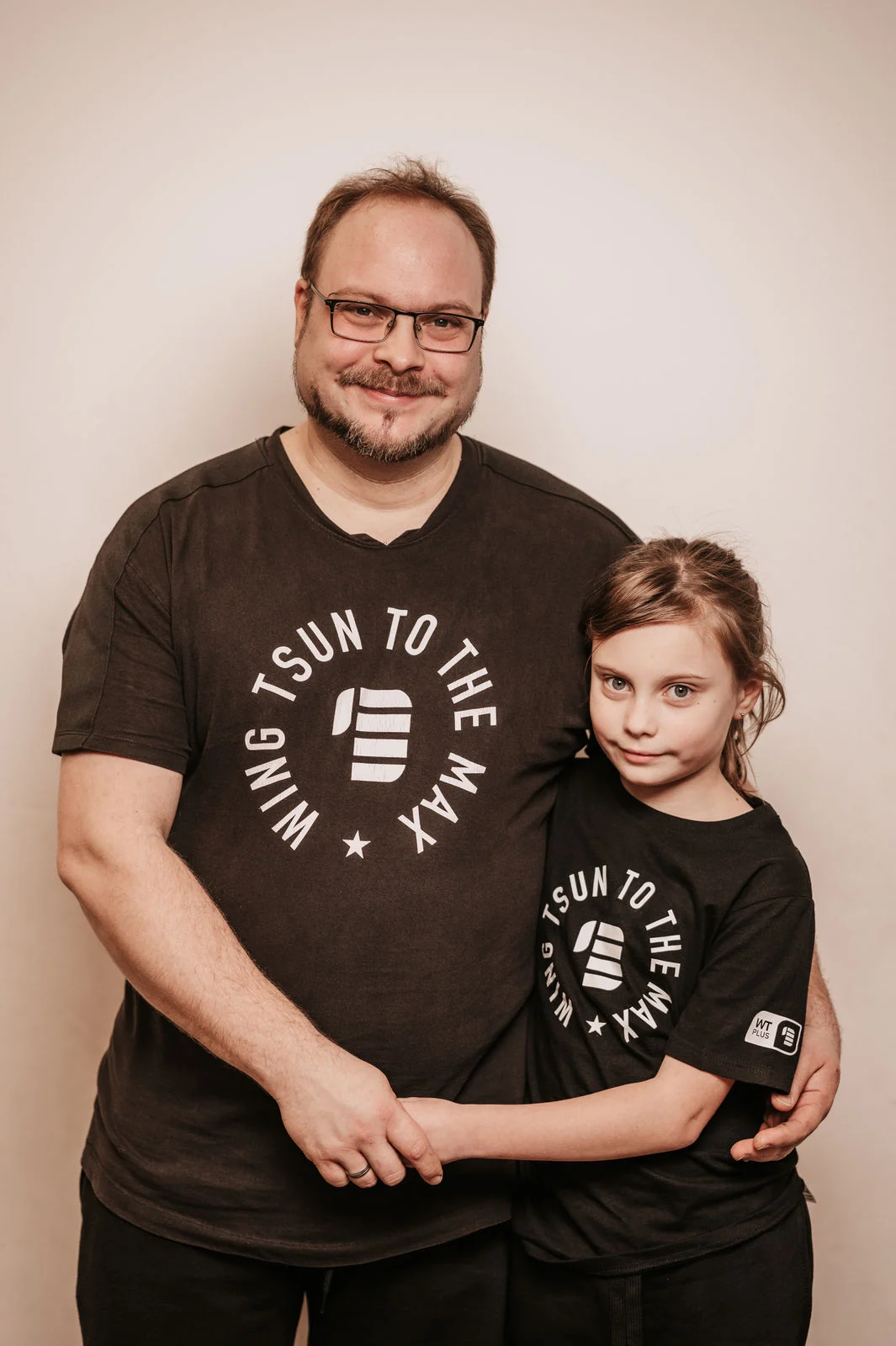 Vater und Tochter in der WTplus Schule