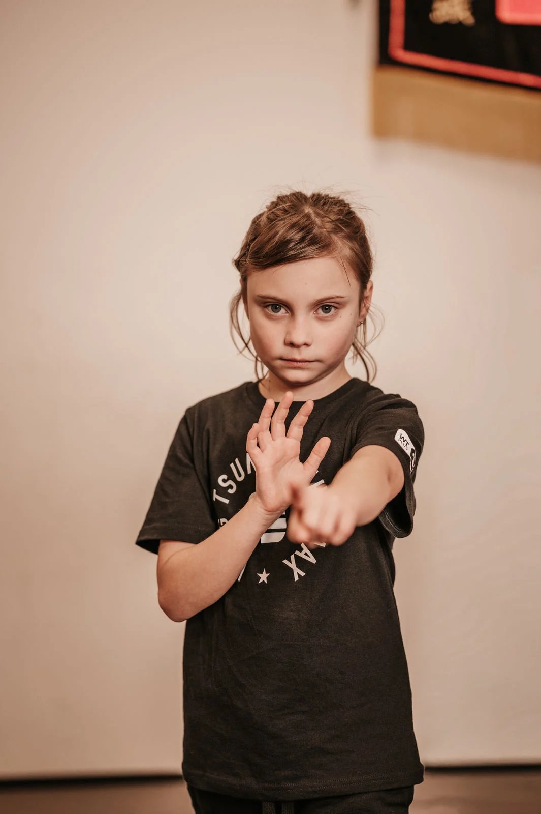 Maedchen in WingTsun-Grundstellung beim Kindertraining