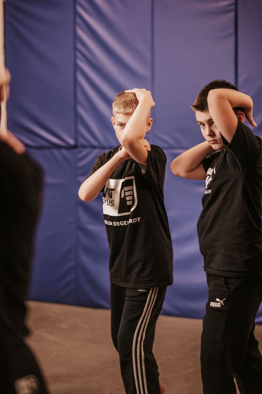 Jugendliche in der Deckung beim WingTsun