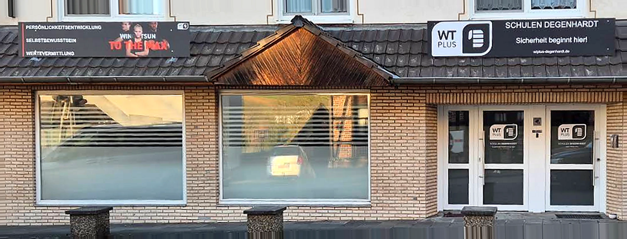 Außenansicht der WTplus-Schule Guxhagen, komplette Gebäudefront mit Eingang
