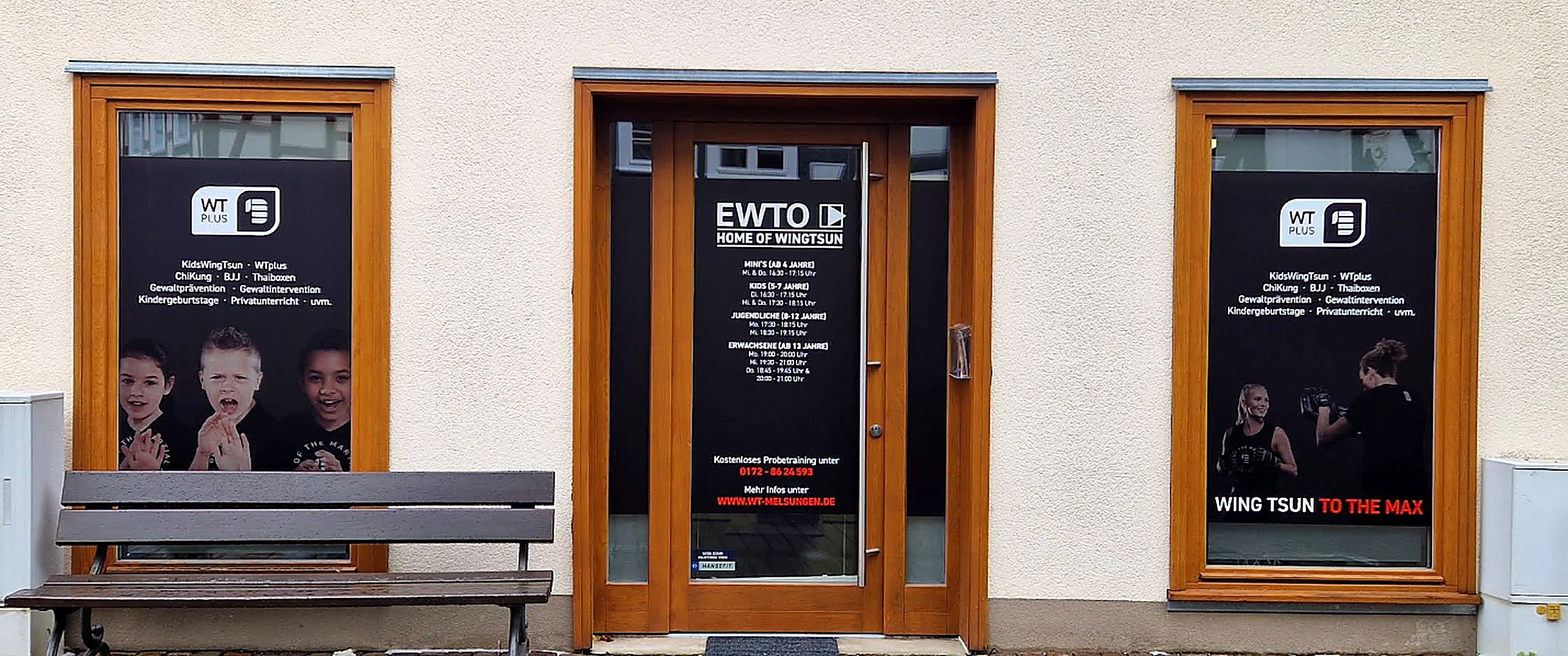 Außenansicht der WTplus-Schule Melsungen, komplette Gebäudefront mit Eingang